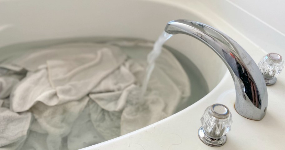 filling a bathtub with water