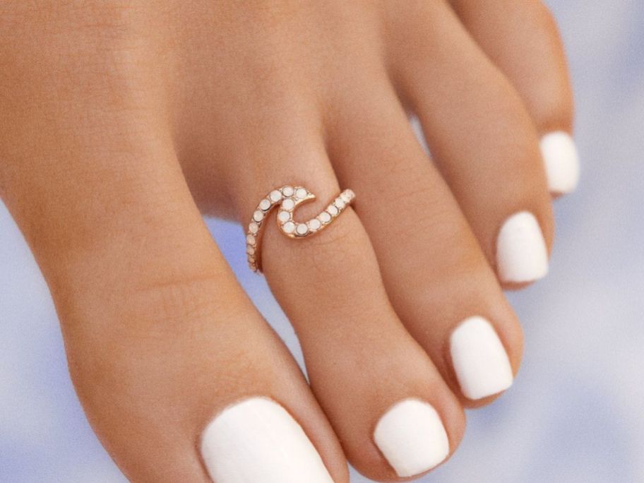 Pura Vida Rose Gold Stone Wave Toe Ring on toe